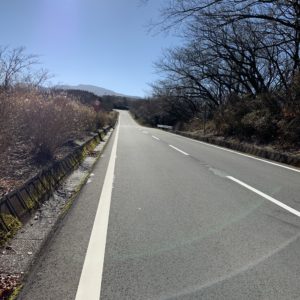空が広くなる伊豆スカイライン終盤のロード風景