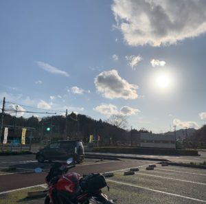 房総スカイラインの道の駅・ふれあいパークきみつの駐車場で午後の太陽を浴びるCBR650R