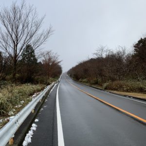 両脇に雪が残るターンパイク