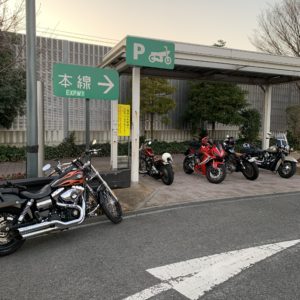 幕張PAでハーレー軍団に囲まれるCBR650R