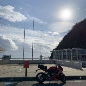 勝浦海中公園での太陽を浴びるCBR650R