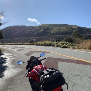 伊豆スカイラインの尾根伝いを登っていくCBR650R②
