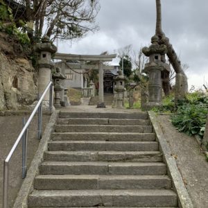 岬の上に建つ小浜八幡神社の三番目の鳥居