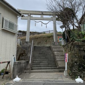 岬の上に建つ小浜八幡神社の最初の鳥居