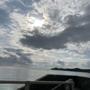 外房・勝部漁港の旅愁を感じる太陽と雲の風景