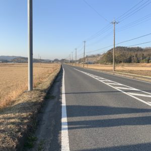 山間部の房総スカイラインを抜け、爽快なストレートロードを走る