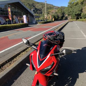 商業店舗が点在する海が見れないr135 with CBR650R