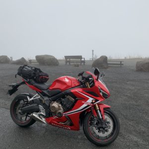 霧で視界が断たれた白銀展望駐車場withCBR650R