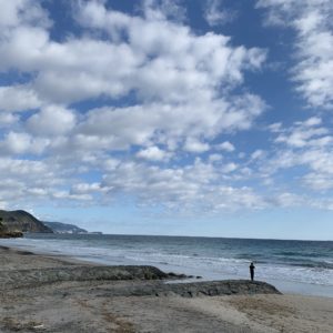 人気のない冬の白浜にて