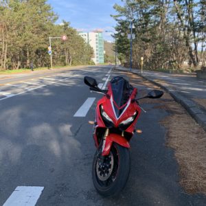 一大観光地・鴨川のR128にて with CBR650R