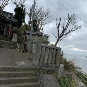 岬の上に建つ小浜八幡神社のお堂