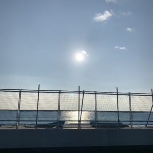 台風により営業停止中の西湘PA（下り）にて相模湾を望む