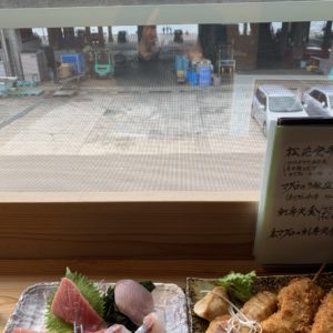 勝浦漁港を眺めながら刺身を喰らえる「勝喰」食堂にて