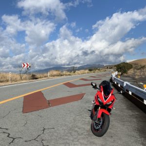 伊豆スカイラインの尾根伝いを登っていくCBR650R