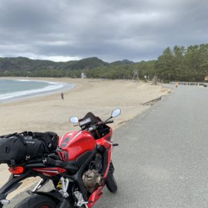 誰もいない砂浜が広がる冬の弓ヶ浜海岸with CBR650R