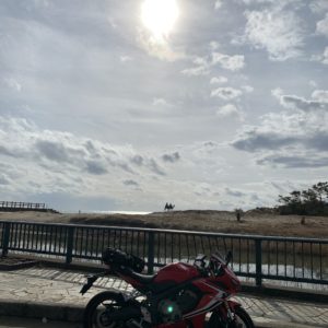 月の沙漠通りの見慣れない旅人とCBR650R