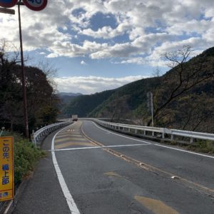 坂上からの伊豆の名所・河津七滝ループ橋を望む