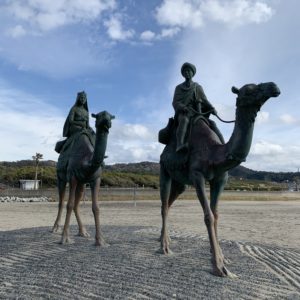 御宿海岸を歩く洒落た旅人