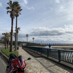 雰囲気のある月の沙漠通りが続くwith CBR650R