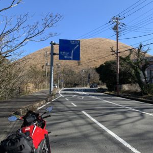 冬の薄茶の大室山とCBR650R