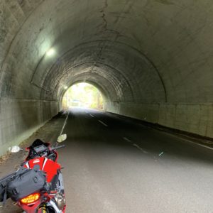 外房の岬の名も無いトンネルにてwith CBR650R