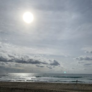 サーファーでごった返す御宿海岸にて