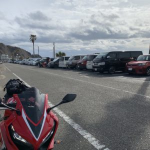 サーファーの車で一杯の月の沙漠通りwith CBR650R