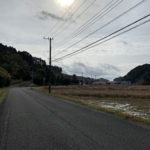 外房いすみ市の集落を抜ける穏やかなロード