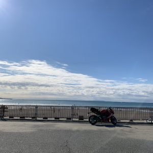 由比ガ浜沿いの鎌倉海浜公園にてwith CBR650R②