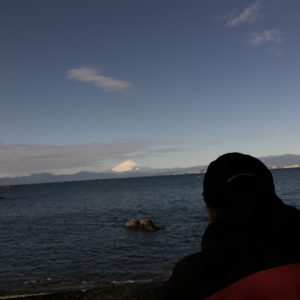 葉山・森戸神社奥の浜辺から富士山を眺める。。。