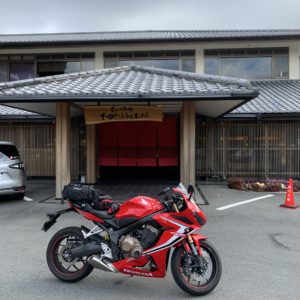 下田セントラルホテルのエントランスでのCBR650Rショット