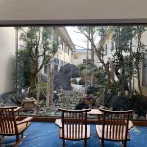 下田セントラルホテルの朝のロビーから中庭を望む