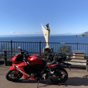 西伊豆R136の彫刻とのCBR650Rショット