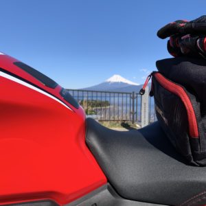 大瀬埼手前の展望台にてCBR650R越しの富士山ビュー