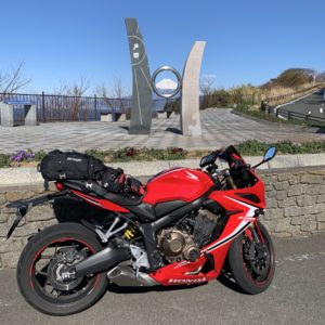 西伊豆・出会いの丘のモニュメントとCBR650R