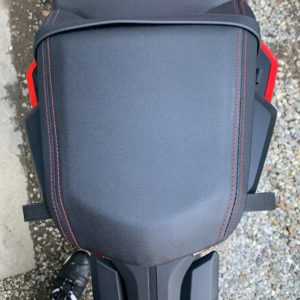 リアシートにバッグ固定ベルト2本付きのCBR650R