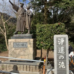 中伊豆スポット「浄蓮の滝」の伊豆の踊子銅像