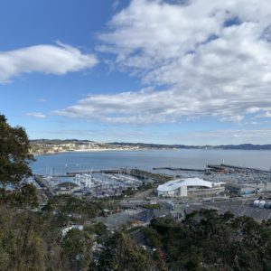 江島神社から江の島ヨットハーバーの眺め