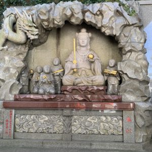 江島神社階段踊り場の仏像
