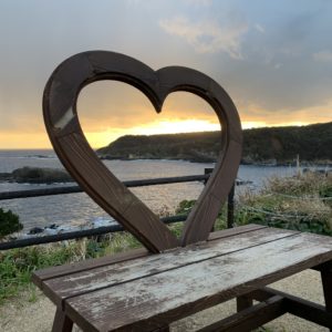 下田・爪木崎灯台の横のハートのベンチの風景