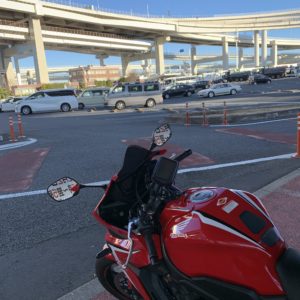 走り屋の車が行き来する大黒PA