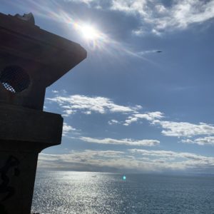 江島神社最後のスポット「岩屋」での空と灯篭のショット