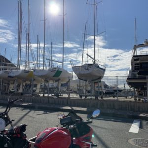陽光に照らされた葉山マリーナヨット置き場with CBR650R