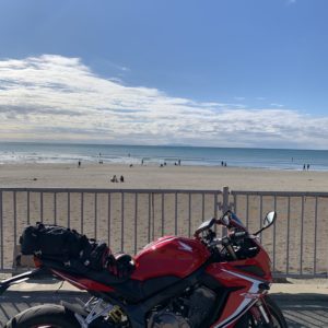 由比ガ浜沿いの鎌倉海浜公園にてwith CBR650R
