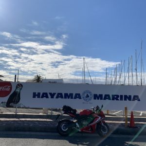 葉山マリーナ看板前のCBR650Rショット
