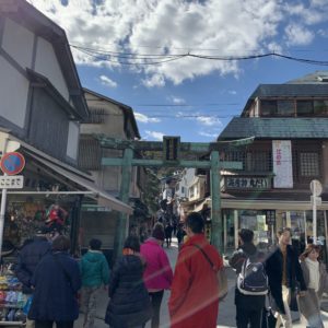 人で賑わう江の島メイン通り青銅の鳥居にて