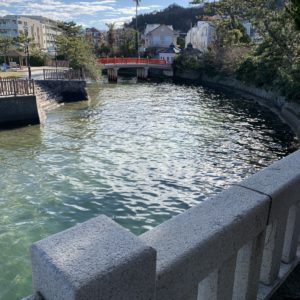 葉山・森戸神社の横の風景