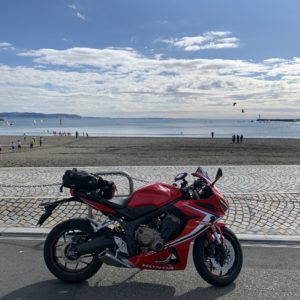 江の島片瀬東浜の風景with CBR650R