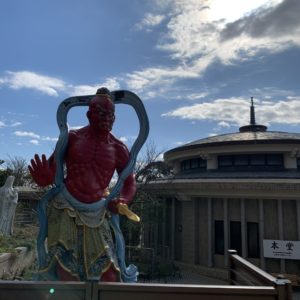 江島神社最後のスポット途中にある赤の金剛像