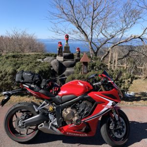 r18のとえる展望台での瞽女観音様とCBR650Rショット
